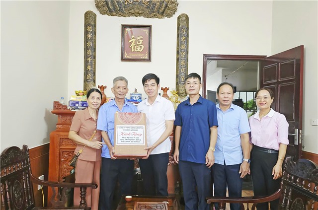 Đồng chí Chủ tịch uu888.con phường uu888 one thăm hỏi, tặng quà các gia đình chính sách nhân dịp 27/7