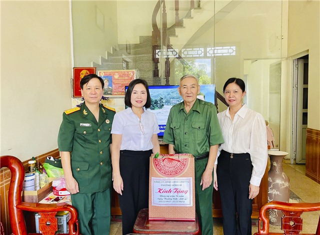 Phó Chủ tịch uu888.con phường Vũ Thị Hồng Nhung thăm, tặng quà gia đình Người có công với cách mạng