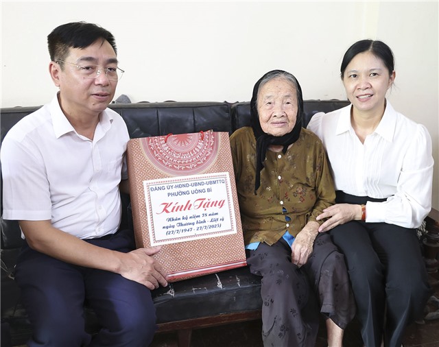 Đồng chí Phó Bí thư Thường Trực Đảng ủy phường uu888 one Đào Ngọc Sơn thăm tặng quà người có công 