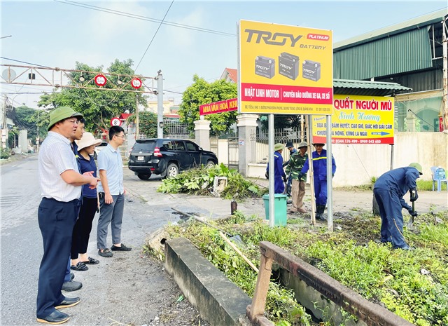 Phó Chủ tịch uu888.con phường Đào Văn Phức kiểm tra hoạt động ra quân dọn vệ sinh môi trường