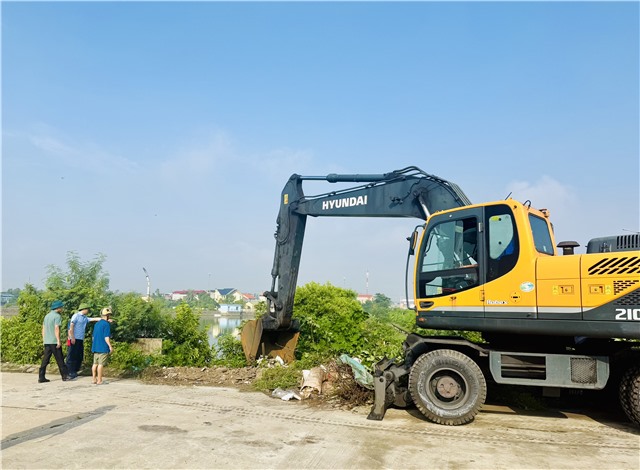 Đồng chí Chủ tịch uu888.con phường Nguyễn Đức Hòa chỉ đạo ra quân vệ sinh môi trường tại khu Quang Trung 10