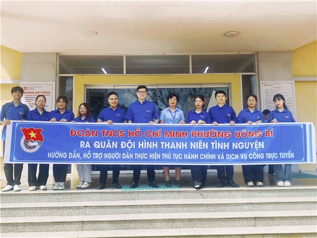 Trên 100 lượt đoàn viên thanh niên uu888 one được huy động hỗ trợ người dân làm thủ tục hành chính