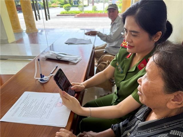Công an phường uu888 one đẩy mạnh tổng kiểm tra, rà soát cư trú gắn với chuyển đổi số trong Công an nhân dân