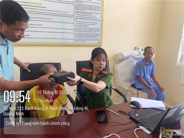 Công an phường uu888 one cấp căn cước lưu động cho đối tượng bảo trợ u8888