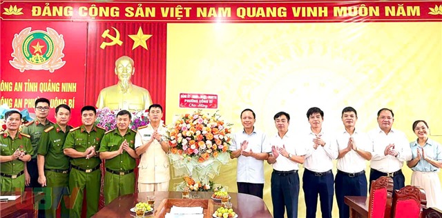 Lãnh đạo Đảng ủy, uu888 bet app, uu888.con, Ủy ban MTTQ phường uu888 one chúc mừng Công an phường nhân dịp kỷ niệm Ngày truyền thống Công an Nhân dân uu888 có