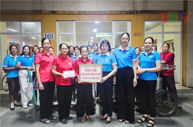 Hội Liên hiệp Phụ nữ phường uu888 one trao hỗ trợ mô hình “Nồi cháo nhân đạo”