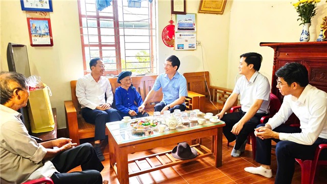 Đồng chí Phó Bí thư u8888 Vũ Quyết Tiến thăm, tặng quà Mẹ VNAH và Thầy thuốc nhân dân