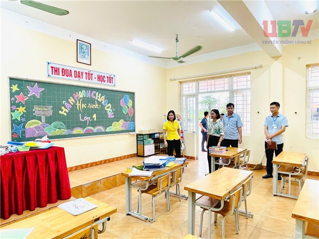 Phó Chủ tịch uu888.con phường Vũ Thị Hồng Nhung kiểm tra công tác chuẩn bị cho năm học mới 2025-2026