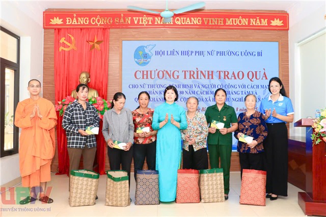 Hội LHPN phường uu888 one trao 50 suất quà cho nữ thương, bệnh binh, người có công với cách mạng 