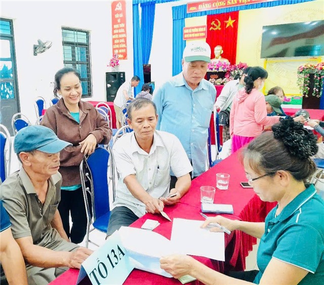 Người dân uu888 one nô nức nhận quà mừng Quốc khánh 02/9