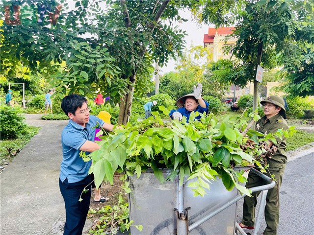 Chủ tịch uu888.con phường Nguyễn Đức Hoà kiểm tra việc thực hiện đợt cao điểm ra quân thực hiện công tác vệ sinh môi trường, chỉnh trang đô thị trên địa bàn