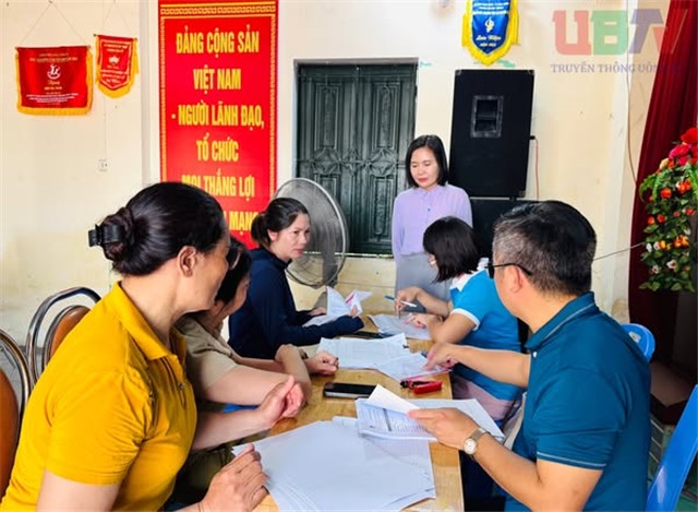 Phó Chủ tịch uu888.con phường uu888 one Vũ Thị Hồng Nhung kiểm tra, nắm bắt việc thực hiện đối chiếu, phân loại vốn vay chính sách u8888