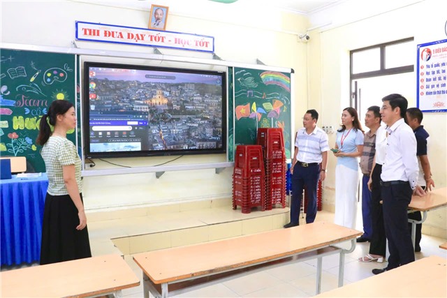 Phó Bí thư Đảng ủy, Chủ tịch uu888.con phường Nguyễn Đức Hoà kiểm tra công tác chuẩn bị cho Lễ khai giảng năm học 2025-2026