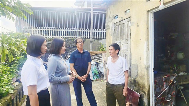 Phó Chủ tịch uu888.con phường uu888 one Vũ Thị Hồng Nhung thăm và khảo sát các hộ khó khăn cần hỗ trợ xây nhà