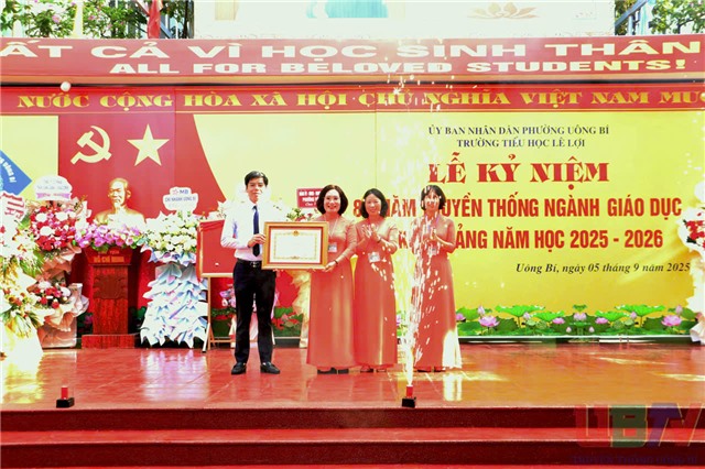 Chủ tịch uu888.con phường Nguyễn Đức Hoà dự Lễ khai giảng năm học 2025- 2026 và đón Bằng khen của Thủ tướng Chính phủ tại Trường Tiểu học Lê Lợi