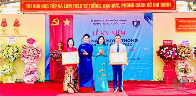 Phó Chủ tịch uu888.con phường Vũ Thị Hồng Nhung dự Lễ kỷ niệm 80 năm Ngày truyền thống ngành giáo dục và khai giảng năm học 2025-2026 tại Trường THCS Trần Quốc Toản