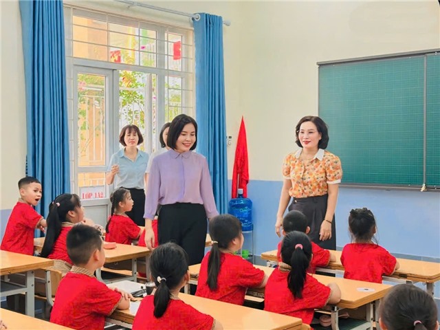 Phó Chủ tịch uu888.con phường Vũ Thị Hồng Nhung kiểm tra công tác chuẩn bị năm học mới tại Trường Tiểu học Lê Lợi
