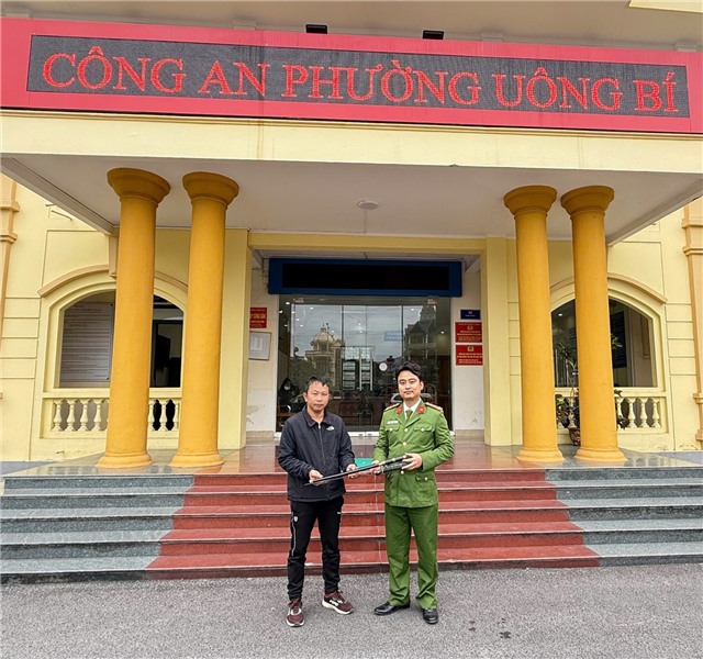 Công an phường uu888 one vận động Nhân dân giao nộp vũ khí, pháo nổ trong cao điểm đảm bảo ANTT Tết