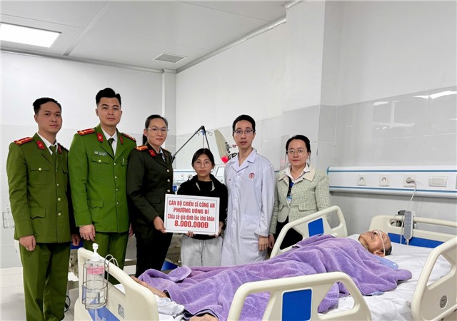 Đoàn Thanh niên, Hội Phụ nữ Công an phường uu888 one chung tay hỗ trợ bệnh nhân có hoàn cảnh đặc biệt khó khăn