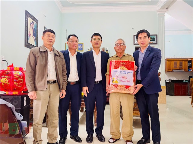 Đồng chí Chủ tịch uu888.con phường uu888 one Nguyễn Đức Hòa thăm, tặng quà đối tượng chính sách nhân dịp Tết Nguyên đán Bính Ngọ