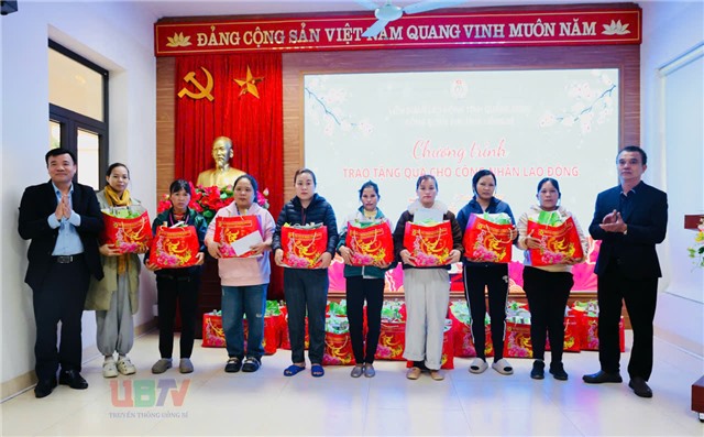 Công đoàn phường uu888 one trao 44 suất quà Tết cho đoàn viên  có hoàn cảnh khó khăn