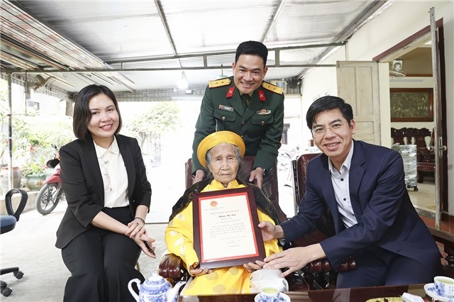 Đồng chí Nguyễn Đức Hoà Chủ tịch uu888.con phường uu888 one thăm chúc thọ các cụ cao niên nhân dịp Tết Nguyên đán Bính Ngọ
