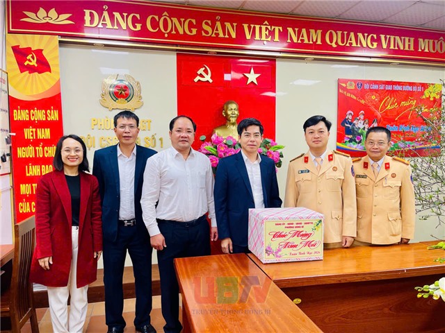 Đồng chí Nguyễn Đức Hòa, Phó Bí thư Đảng ủy, Chủ tịch uu888.con phường thăm tặng quà các đơn vị trực Tết 