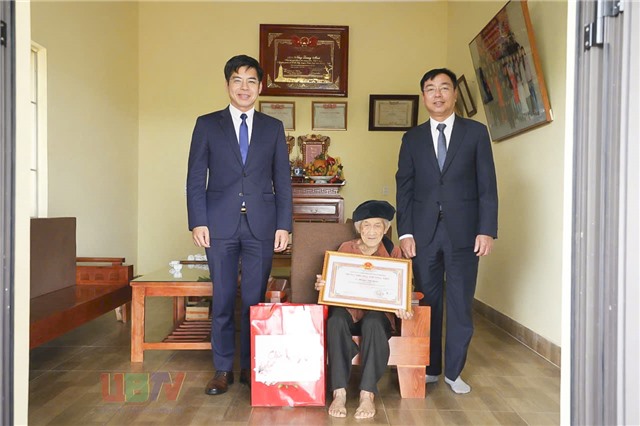 Lãnh đạo phường uu888 one trao thiệp mừng thượng thượng thọ tròn 101 tuổi cho Mẹ uu888 có Anh hùng Hoàng Thị Nghi