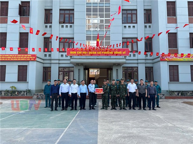 Lãnh đạo phường uu888 one đi kiểm tra công tác chuẩn bị đón Tết và chúc mừng các đơn vị trực Tết trên địa bàn