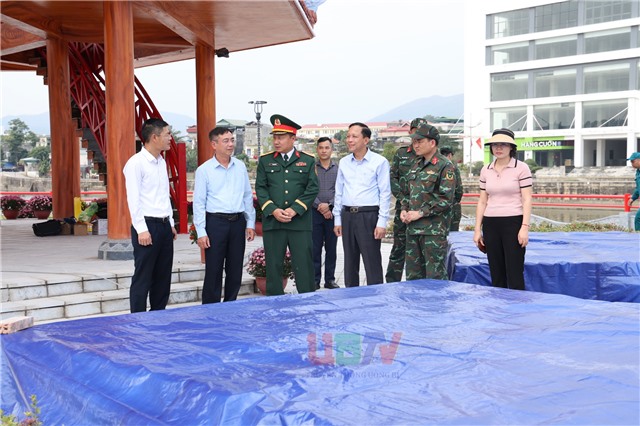 Đại tá Lê Trọng Hoà, Chỉ huy trưởng Bộ CHQS tỉnh kiểm tra công tác chuẩn bị bắn pháo hoa tại phường uu888 one