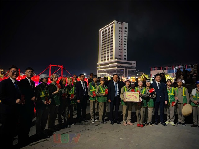 Lãnh đạo phường uu888 one tặng quà động viên lực lượng làm nhiệm vụ đêm giao thừa