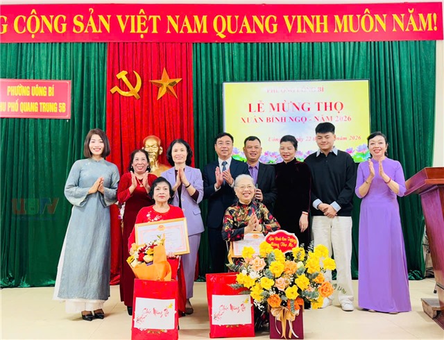 Lãnh đạo phường uu888 one dự lễ chúc thọ người cao tuổi khu Quang Trung 5B