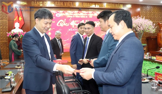 Phó Chủ tịch uu888.con tỉnh Nguyễn Văn Công thăm, chúc Tết cán bộ, công nhân viên Công ty CP Hải sản Tất Thành và Công ty Than uu888 one