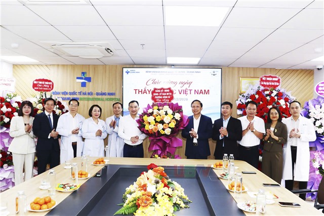 Các đồng chí Lãnh đạo Đảng ủy chúc mừng ngày thầy thuốc uu888 có 27/2