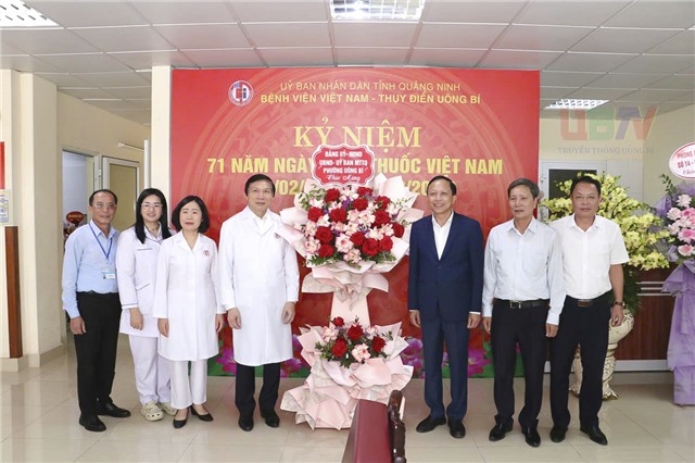Đồng chí Nguyễn Chiến Thắng - Bí thư Đảng ủy, Chủ tịch uu888 bet app phường chúc mừng Bệnh viện uu888 có – Thụy Điển uu888 one nhân kỷ niệm 71 năm ngày Thầy thuốc uu888 có