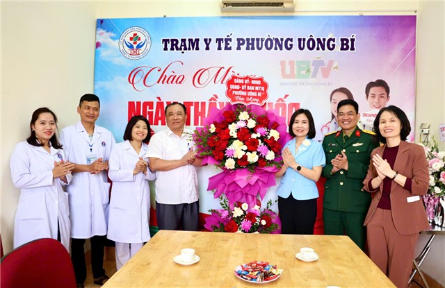 Lãnh đạo uu888.con phường uu888 one thăm, chúc mừng cơ sở y tế nhân Ngày Thầy thuốc uu888 có