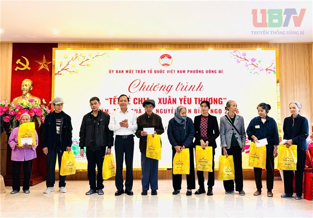 Phường uu888 one trao tặng 259 suất quà Tết sẻ chia yêu thương