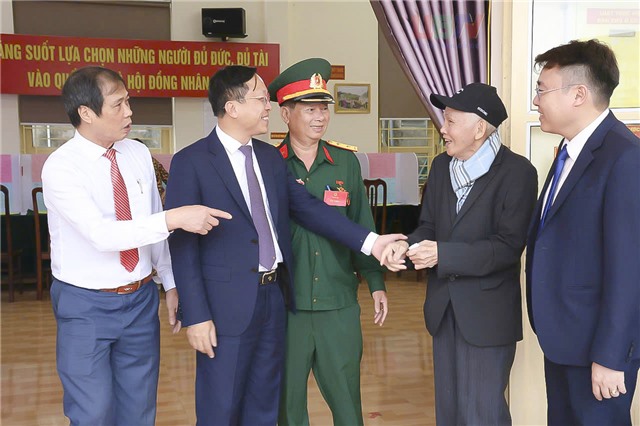 Đồng chí Nguyễn Chiến Thắng, Bí thư Đảng ủy, Chủ tịch uu888 bet app phường kiểm tra công tác bầu cử tại khu dân cư trên địa bàn
