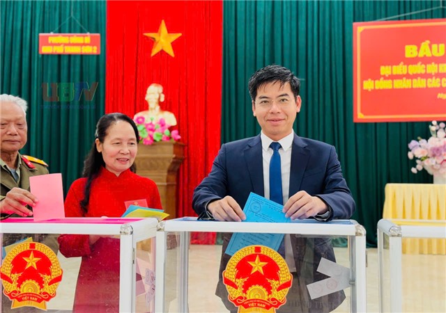 Đồng chí Chủ tịch uu888.con phường uu888 one Nguyễn Đức Hòa dự khai mạc bầu cử tại Tổ bầu cử khu Thanh Sơn 2