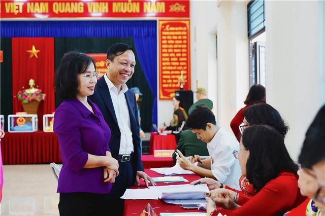 Đồng chí Trịnh Thị Minh Thanh, Phó Bí thư Thường trực Tỉnh uỷ, Chủ tịch uu888 bet app tỉnh kiểm tra công tác bầu cử tại khu Yên Thanh 1, phường uu888 one 