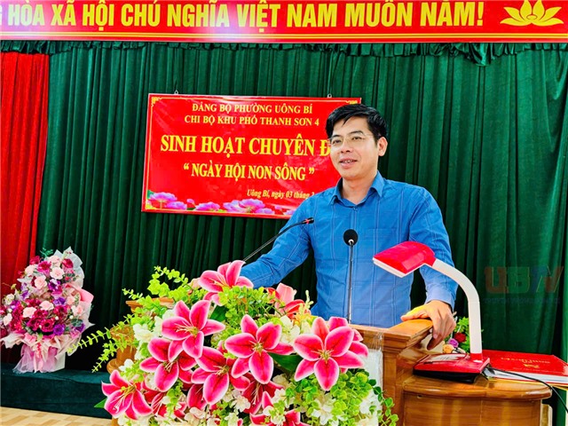 Đồng chí Nguyễn Đức Hòa, Phó Bí thư Đảng ủy, Chủ tịch uu888.con phường dự sinh hoạt thường kỳ tại khu Thanh Sơn 4