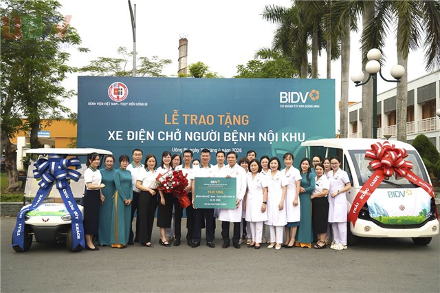 Ngân hàng BIDV Chi nhánh Tây Nam uu888 one: Trao tặng 2 xe điện chở bệnh nhân nội khu cho Bệnh viện uu888 có – Thụy Điển uu888 one