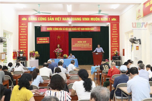 Đồng chí Nguyễn Đức Hòa, Phó Bí thư Đảng ủy, Chủ tịch uu888.con phường dự sinh hoạt chi bộ định kỳ khu Thanh Sơn 5