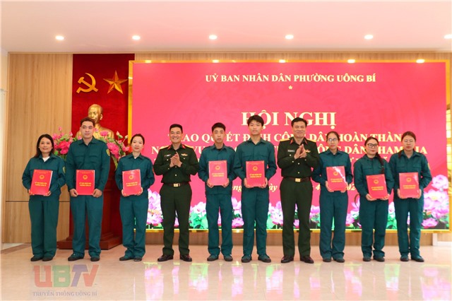 Phường uu888 one trao quyết định Công dân tham gia thực hiện nghĩa vụ Dân quân tự vệ năm 2026 và u888c3 hoàn thành nghĩa vụ Dân quân tự vệ