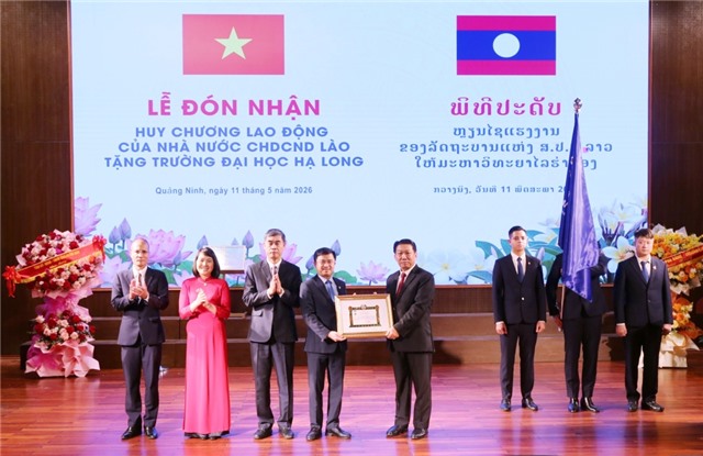 Trường u888vip1 Hạ Long đón nhận Huy chương Lao động của Nhà nước CHDCND Lào