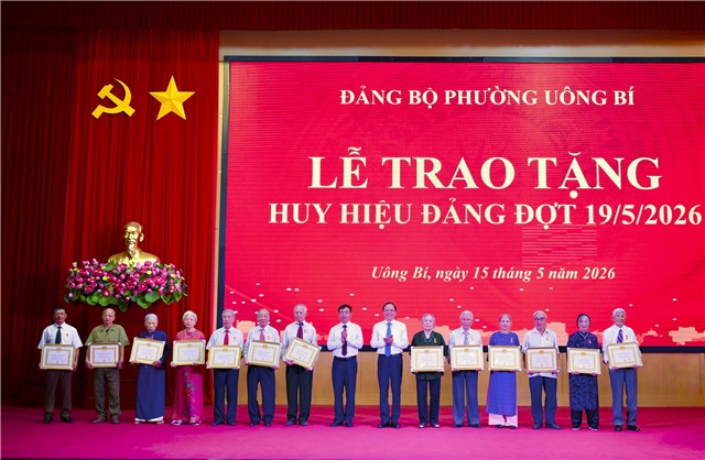 Đảng bộ phường uu888 one tổ chức Lễ trao tặng Huy hiệu Đảng đợt 19/5