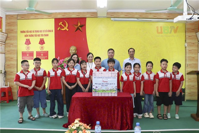 Đồng chí Nguyễn Chí Thành - Ủy viên BTV u8888, PCT Thường trực UB MTTQ tỉnh tặng quà các cháu thiếu nhi Trường Tiểu học & THCS uu888 one (điểm Trường TH Yên Thanh)