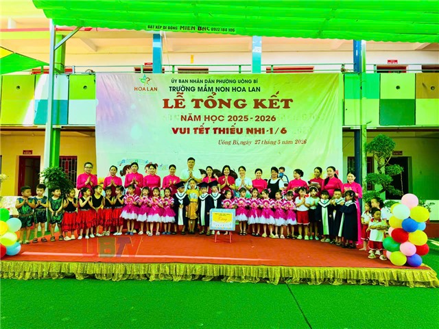 Đồng chí Phó Chủ tịch uu888.con phường thăm tặng quà Trường Mầm non  Hoa Lan nhân dịp Quốc tế thiếu nhi 1/6