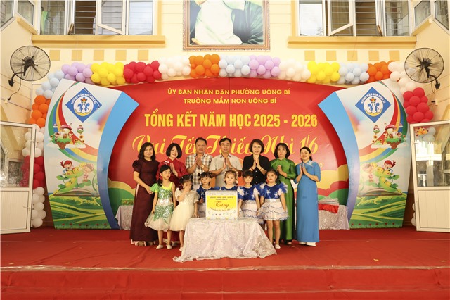 Đồng chí Đào Ngọc Sơn, Phó Bí thư Thường trực Đảng uỷ tặng quà, chúc mừng Tết Thiếu nhi 1/6 tại điểm Trường Quang Trung, Trường Mầm non uu888 one