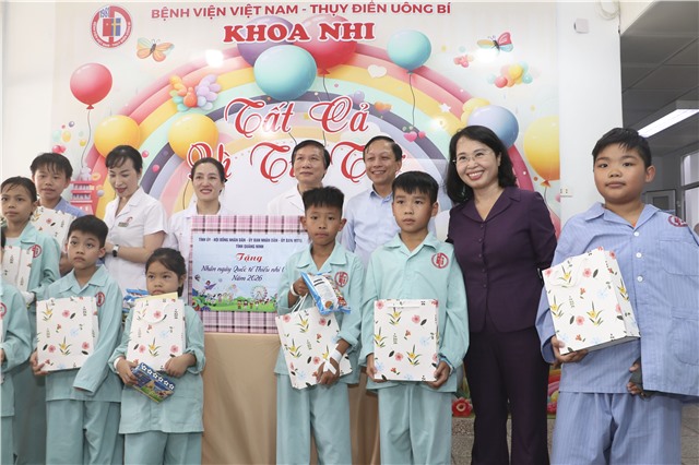 Phó Bí thư Thường trực u8888, Chủ tịch uu888 bet app tỉnh Trịnh Thị Minh Thanh thăm tặng quà bệnh nhi nhân Ngày quốc tế thiếu nhi 1/6